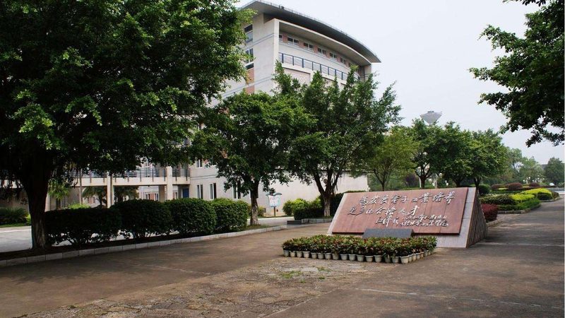 一份优秀的电子设计竞赛作品集应包含以下几个部分：